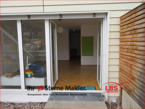 Sicht ins Wohnzimmer - 