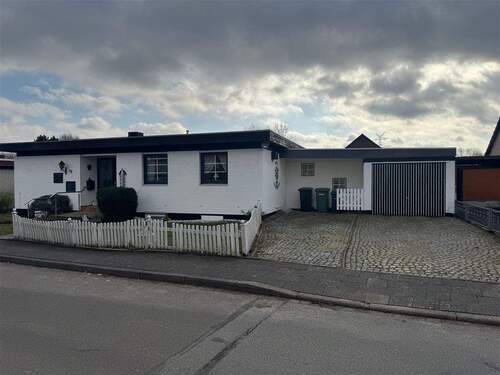 Ansicht Straße - Bungalow mit Wintergarten, Garage u. Vollkeller