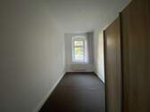 Schmale Wohnung mit Fenster - 