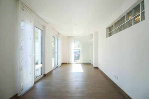 Wohnzimmer (Neubau) - Einfamilienhaus mit 218,00 m² in Erkath zum Kaufen