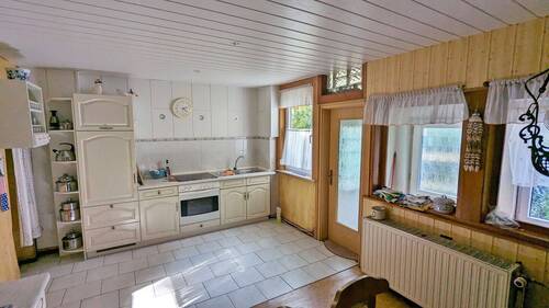 Küche mit Ausgang zum Grundstück - 