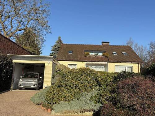 Ansicht auf die Garage und die Südseite des Hauses - 7 Zimmer Einfamilienhaus zum Kaufen in Uelzen