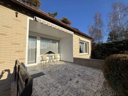 Teilüberdachte Terrasse mit Markise auf der Südseite des Hauses - Einfamilienhaus mit 150,70 m&sup2; in Uelzen zum Kaufen