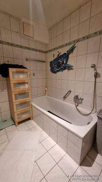 Badezimmer mit Wanne u. Dusche - 