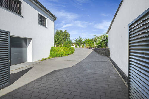 Einfahrt - Mehrfamilienhaus, Wohnhaus mit 637,00 m&sup2; in Würselen zum Kaufen