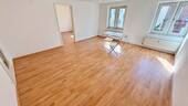 Wohnzimmer Ansicht 1 - Schöne, neu renovierte 4 ZW im Stadtzentrum von OF