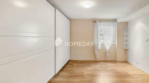 1. OG Schlafzimmer 1 - 