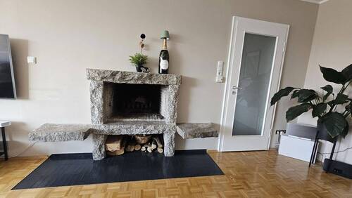 Kamin im Wohnzimmer - 4 Zimmer Etagenwohnung in Planegg