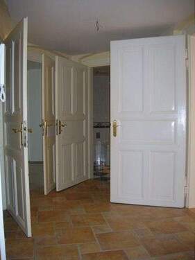 Weiße Türen im Flur - 