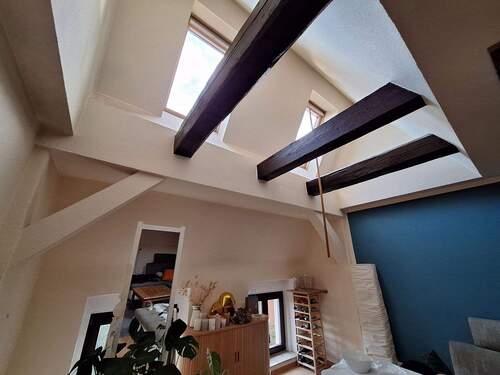 Wohnzimmer mit Dachbalken - 3 Zimmer Etagenwohnung zur Miete in Görlitz