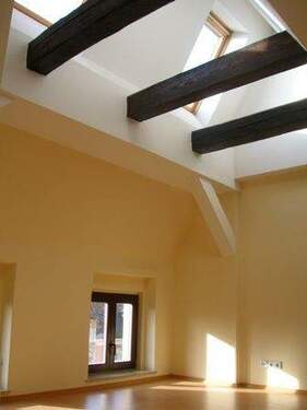 Zimmer mit Dachfenster - Etagenwohnung mit 75,00 m² in Görlitz zur Miete