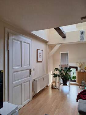 Helles Wohnzimmer mit Pflanzen - 