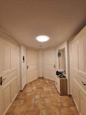 Heller Flur mit Türen - 