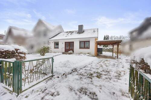 Garten mit Hausfront - Gepflegtes Einfamilienhaus in Bestlage - direkt am Naturschutzgebiet