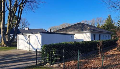 Straßenansicht mit Garagen.jpg - 4 Zimmer Bungalow zum Kaufen in Hitzhusen