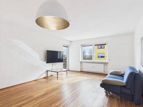 Großzügiges Wohnzimmer mit Balkonzugang - Bezugsfreie und großzügige 3-Zimmer-Wohnung mit Südbalkon