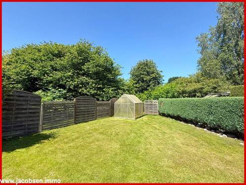 Garten mit Gewächshaus - 