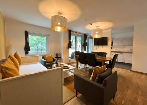 Wohnzimmer Blick in Küche - 2 Zimmer Etagenwohnung zum Kaufen in Dresden
