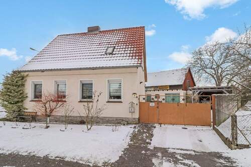 Straßenansicht - Attraktives Einfamilienhaus mit großem Garten und Pool!