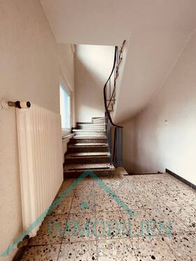 Treppenhaus unten - 6 Zimmer Büro in Iserlohn