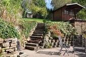 Terrasse, Brunnen und Gartenhäuser - 