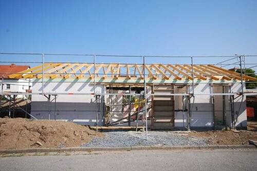 Südsicht in Bau befindlicher Bungalow in Michelau - 