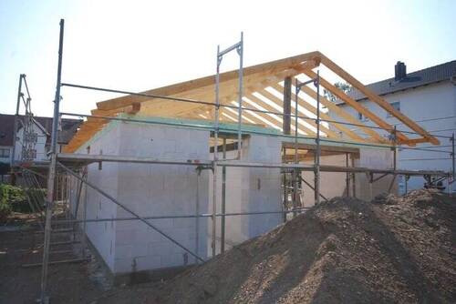 Westsicht in Bau befindlicher Bungalow in Michelau - 