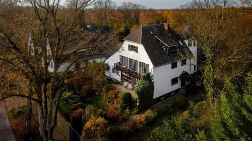 Die Straßenansicht des Hauses - 1 Zimmer Mehrfamilienhaus, Wohnhaus zum Kaufen in Ratingen-Hösel