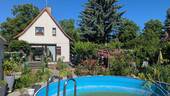 Hausansicht mit Pool - 