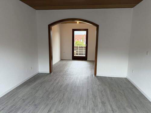 Bild 1 - Großzügiges, frisch renoviertes Zweifamilienhaus mit Garten - Plankstadt