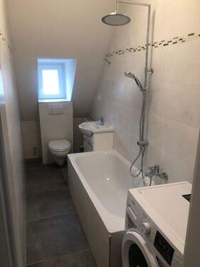 Neues Bad mit Fenster - Etagenwohnung mit 69,00 m&sup2; in Nürnberg zum Kaufen