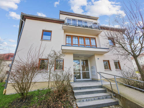 Außenansicht 1 - Neustadt (Sa): Barrierefreie Büro-Praxis-Studiofläche zum Verkauf - 120m2, 7 Zi. & 4 Stellplätze!