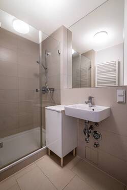 Bad mit Dusche - 