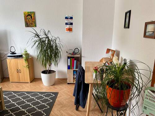 Wohnzimmer Ansicht 2 - 2 Zimmer Etagenwohnung in Wiesbaden