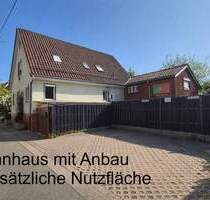 Sanierungsbedürftiges Einfamilienhaus mit weiterer Nutzfläche im Anbau in Stuttgart-Untertürkheim