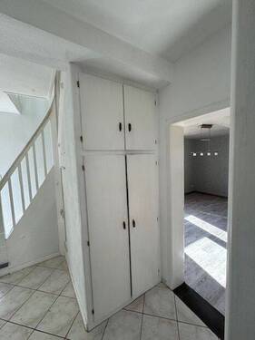 Flur mit Aufgang - Einfamilienhaus mit 167,00 m&sup2; in Eschwege zur Miete
