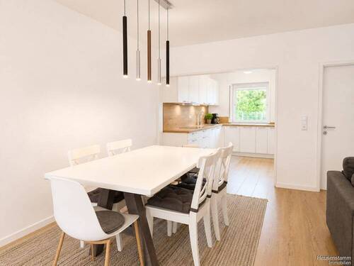Esszimmer und Blick zur Küche - 5 Zimmer Reihenmittelhaus in Dietzenbach