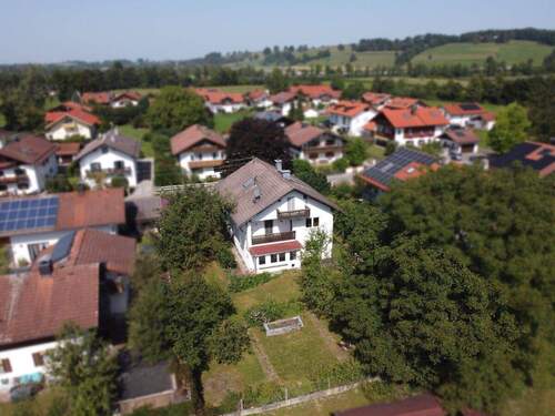 Hausansicht - Großes Zweifamilienhaus mit Einliegerwohnung und riesigem Garten in ruhiger Lage von Sindelsdorf!