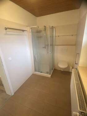 Badezimmer mit Dusche-1.jpg - 