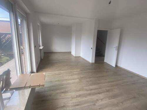 Wohnzimmer mit Terrasse 2-1.jpg - Mehrfamilienhaus, Wohnhaus mit 100,00 m&sup2; in Buxtehude zur Miete