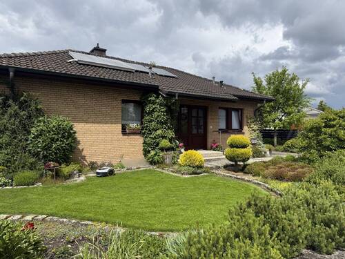 Außenansicht - IMMOBILIEN GUMNIOR präsentiert: gepflegter Bungalow auf einem Erbpachtgrundstück in Neuenkirchen