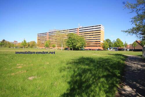 Haus mit Umgebung mit signatur.jpg - 4 Zimmer Etagenwohnung in Emden