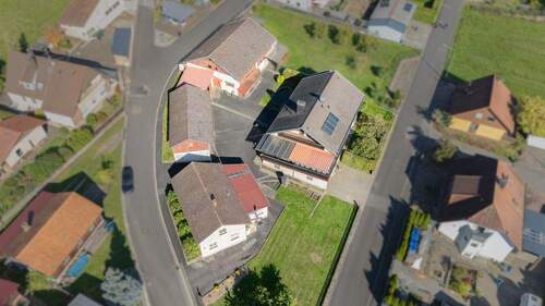 Titelbild Immowelt - Bezugsfreies Einfamilienhaus mit Einliegerwohnung und großem Grundstück!