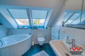 Bad mit Wanne, Dusche und Fenster - 