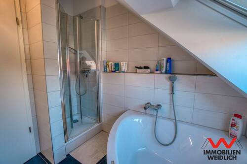 Bad mit Wanne, Dusche und Fenster - 