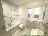Badezimmer_Tageslicht_mit_Sonne_im_Fenster - 