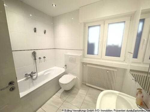 Badezimmer_Tageslicht_mit_Sonne_im_Fenster - 
