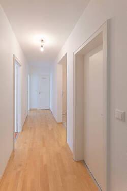 Flur - Sofort einziehen und wohlfühlen: Praktische 4 Zimmerwohnung mit Loggia und Keller