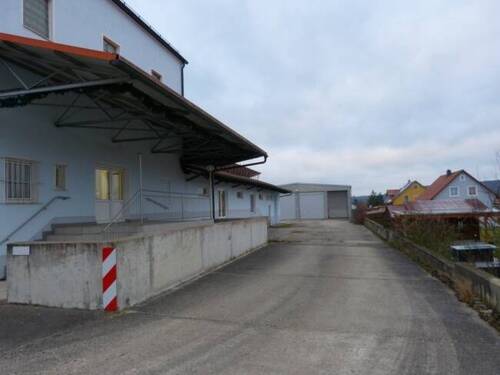 mit großzügiger Zufahrt - Halle zur Miete in Teublitz