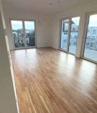 Wohnzimmer mit Balkon - Etagenwohnung mit 81,40 m&sup2; in Berlin zur Miete